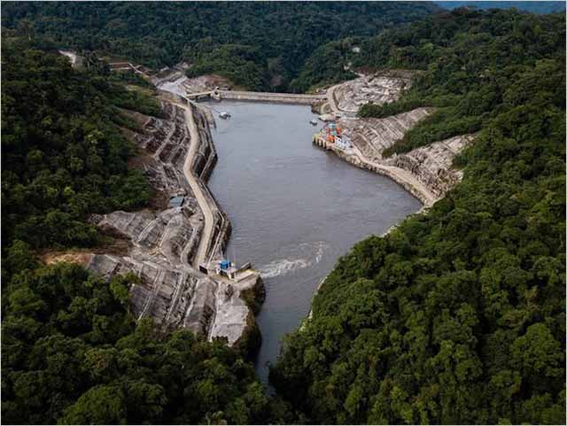 Una represa costosa hecha por China atrapa a Ecuador
