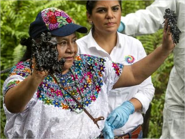 Rigoberta MenchÃº visitÃ³ la zona contaminada en la amazonÃ­a de Ecuador