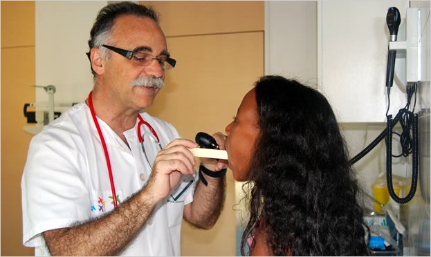 AglomeraciÃ³n de padres de familia por certificados de salud en Ambato