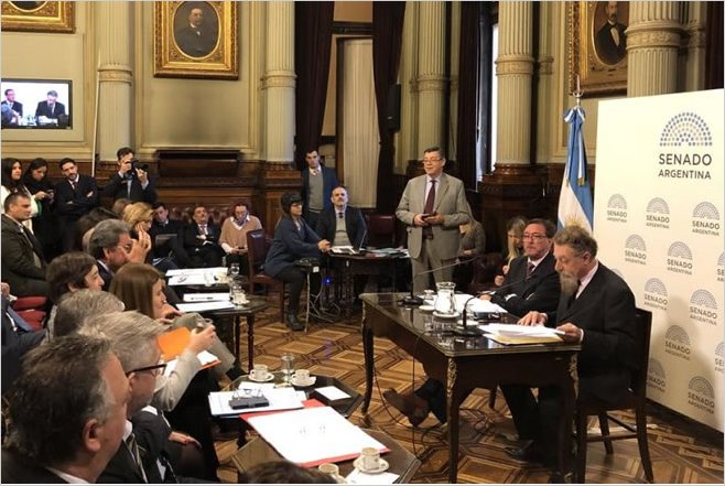 Senadores argentinos exigieron que responsables de Facebook y Twitter concurran al Senado
