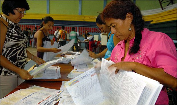 El conteo oficial en Ecuador reduce el margen del SI y anima a la oposiciÃ³n