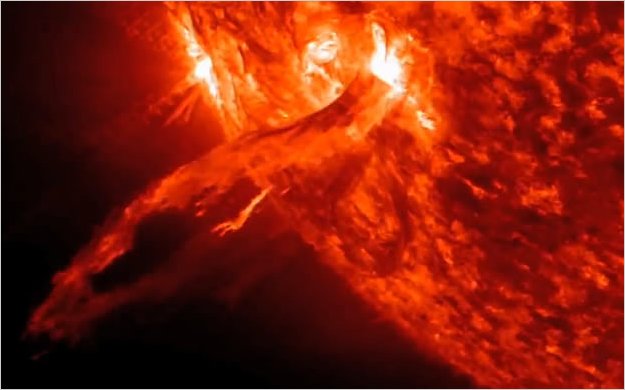 Una mancha solar gigante amenaza con lanzar llamaradas hacia la Tierra