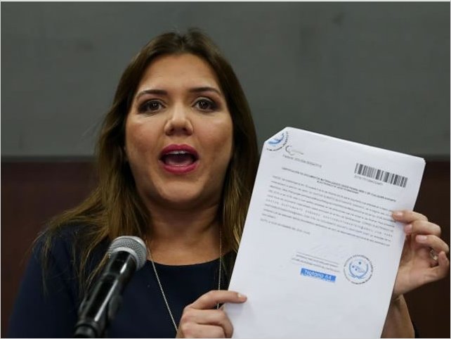 El presidente de Ecuador deja sin funciones a su vicepresidenta