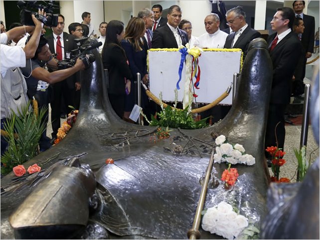 Rafael Correa visita la tumba del monseÃ±or Romero en El Salvador