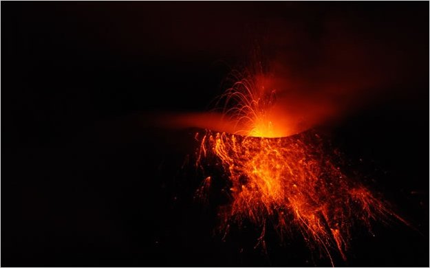 Constante columna de emisiÃ³n con bajo contenido de ceniza del volcÃ¡n Tungurahua