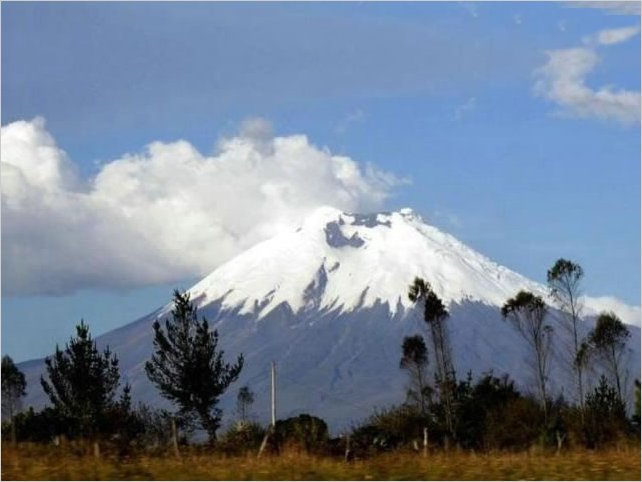 El volcÃ¡n Cotopaxi arrojÃ³ ayer una columna de ceniza de ocho kilÃ³metros