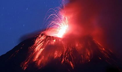 VolcÃ¡n Tungurahua en Ecuador emite material incandescente